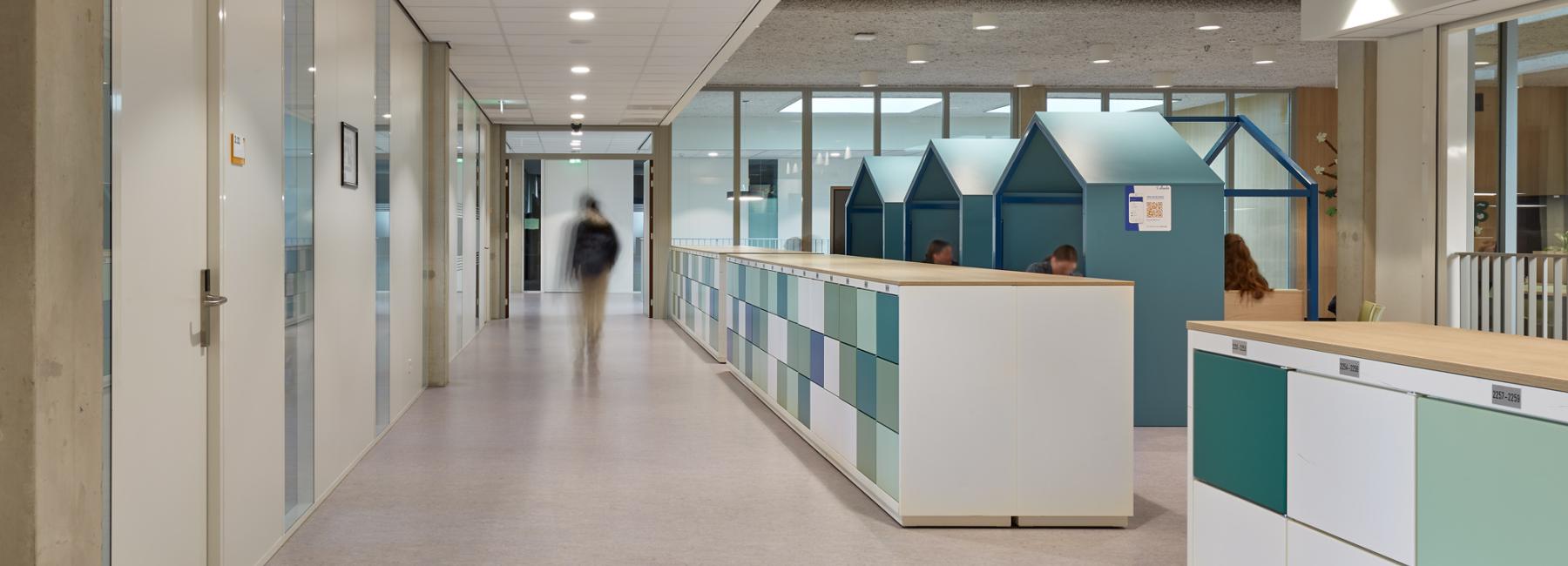 RGO Beroepscampus ligt DLW Linoleum in de kleur Foggy Blue.    