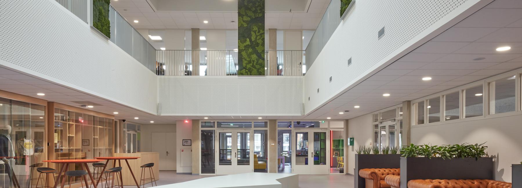 RGO Beroepscampus ligt DLW Linoleum in de kleur Foggy Blue.    